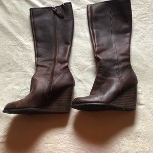 Fossil wedge boots